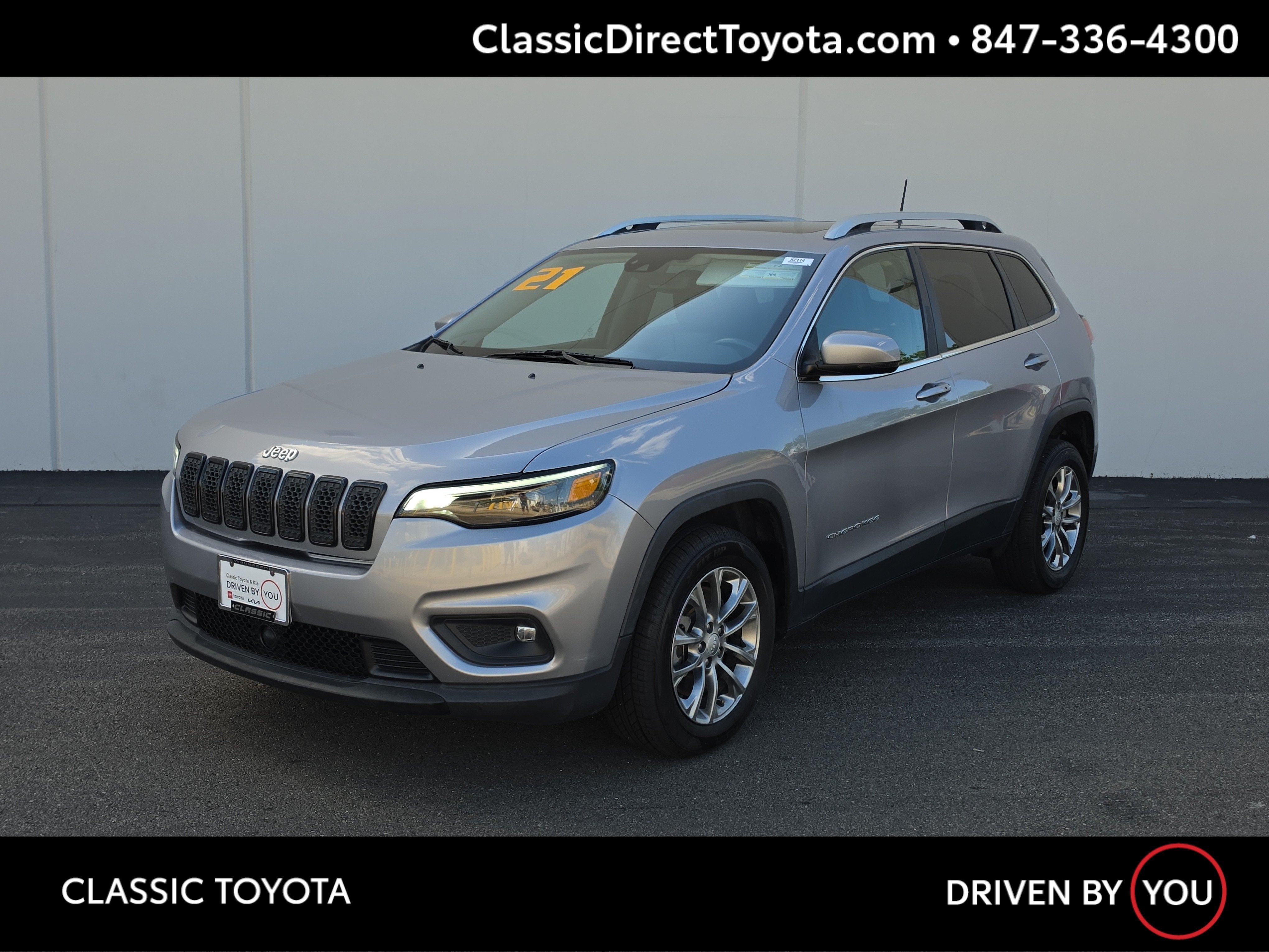 2021 Jeep Cherokee Latitude Plus in Billet Silver Metallic Clearcoat — front three-quarter view