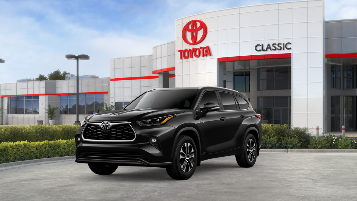 2026 Toyota Highlander Hybrid XLE in Midnight Black Metallic — front three-quarter view