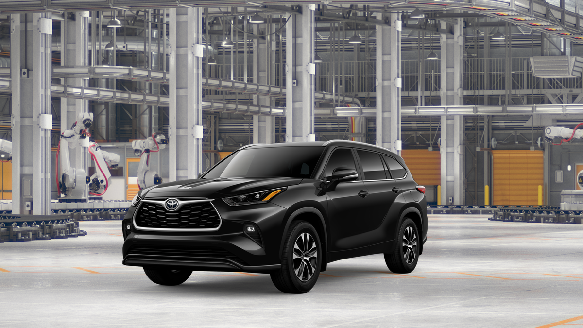 2026 Toyota Highlander XLE in Midnight Black Metallic — front three-quarter view
